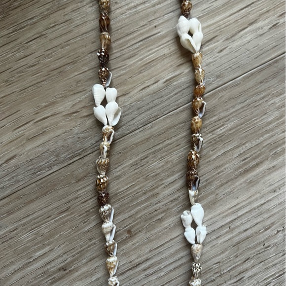 17” Shell Necklace - Picture 2 of 3